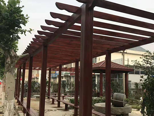 龍泉小(xiǎo)區(qū)門(mén)口長(cháng)廊加四角亭